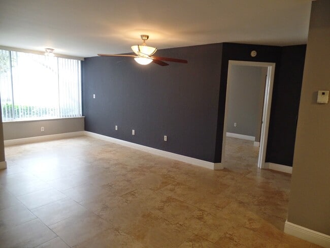 Building Photo - 2811 N Oakland Forest Dr