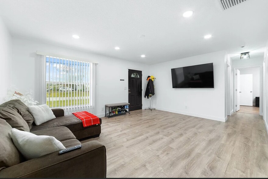 Building Photo - 181 SE Fallon Dr