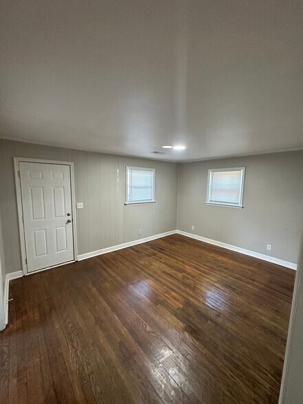 Building Photo - 525 N Graham Ave