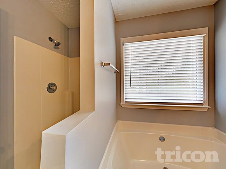 Building Photo - 262 Maplelake Dr