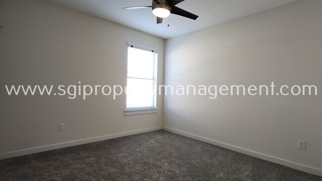 Building Photo - 931 Robineta Ln