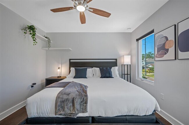 Building Photo - 902 W Plymouth St