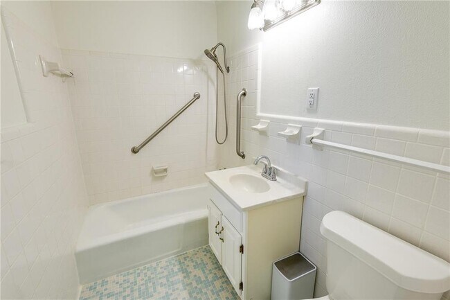 Building Photo - 406 S Ingleside St