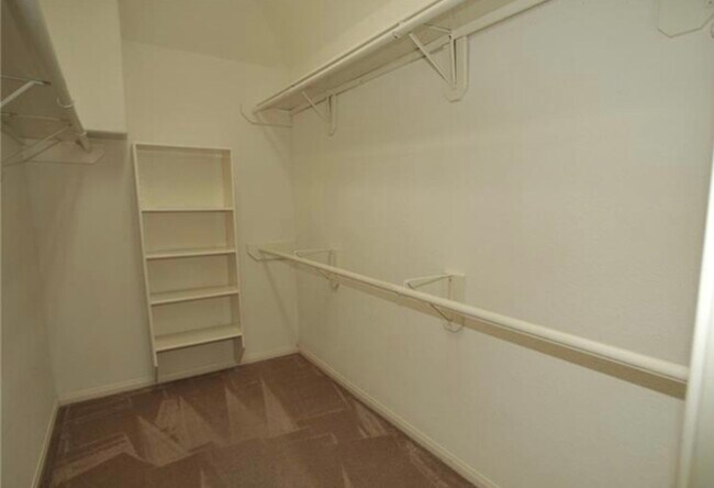 Building Photo - 1030 Walnut Pointe