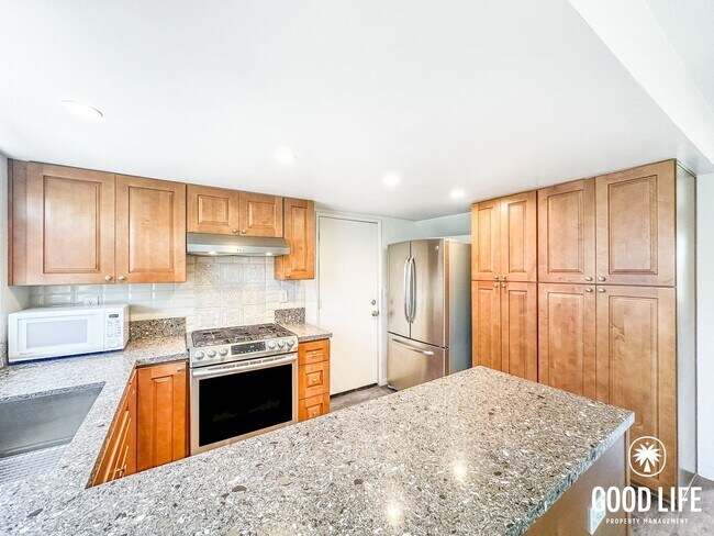 Building Photo - Renovated 3BD/2.5BA Condo in Chula Vista with Fireplace, W/D & Private Balcony
