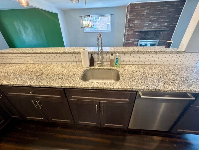 Building Photo - Open Concept 3 Bed 1.5 Bath in Swissville!