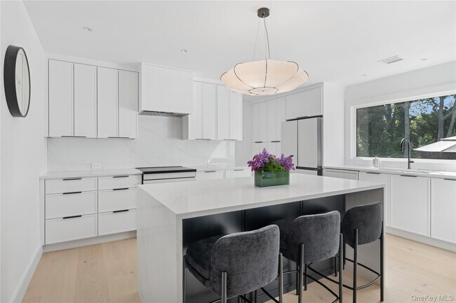 Building Photo - 13 Sherwood Rd