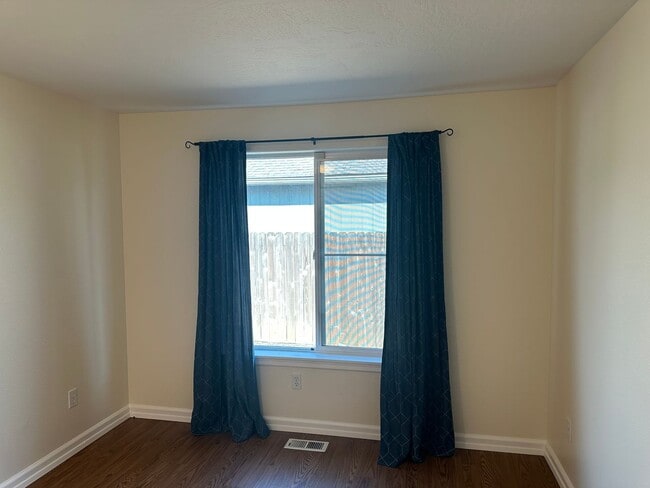 Building Photo - Beautiful 3 bedroom 2 bathroom house in a ...