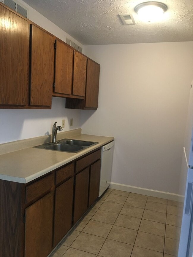 Building Photo - Updated 3 Bedroom Duplex Townhome on Quiet Tree-Lined Street