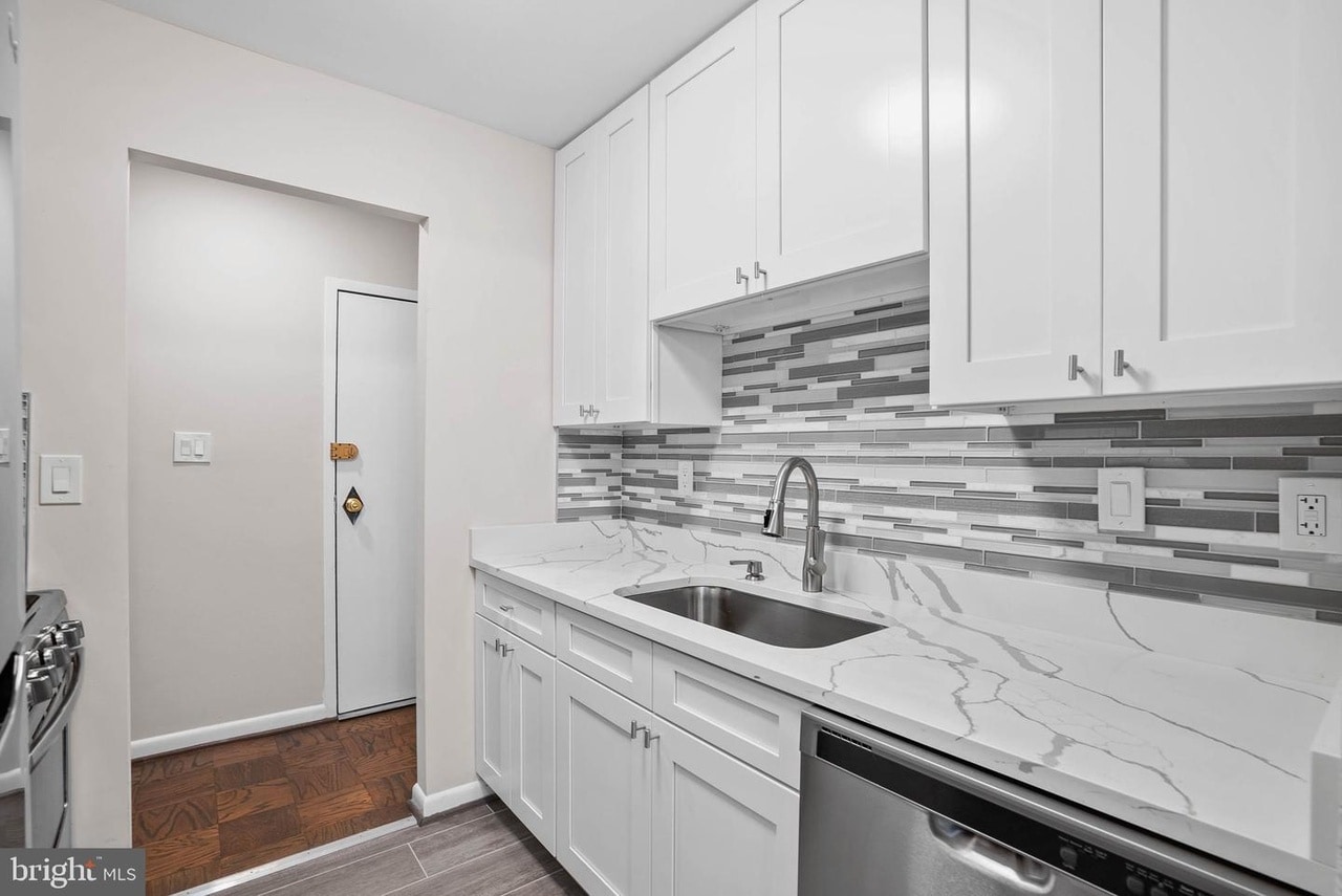 Building Photo - 3915 Lyndhurst Dr