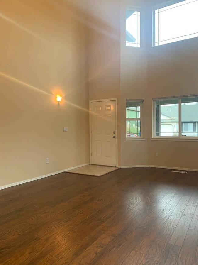 Building Photo - Great 3BD 2.5BA Fisher's Landing! Large Fe...