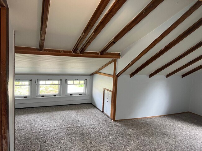 Building Photo - Beautifully updated 3 bedroom 1 bath duple...
