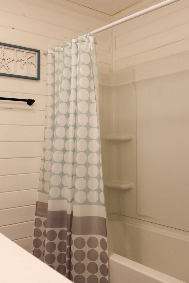 Building Photo - Bright and Spacious 3 Bedroom Furnished Rental