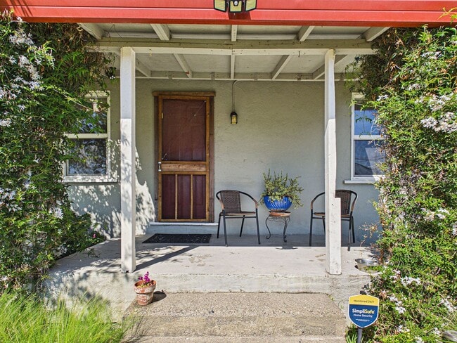 Building Photo - 2 bed 1 bath - Beautiful Outdoor Living