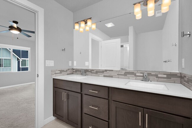 Building Photo - Bothell 3 Bedroom Townhouse HUGE Garage an...