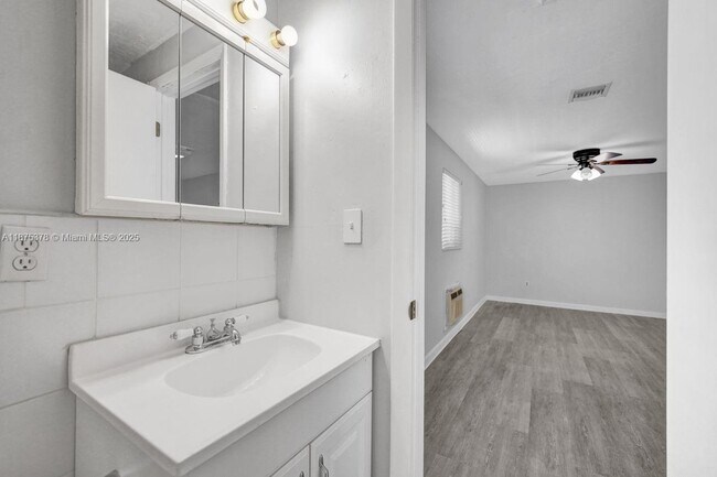 Building Photo - 5031 SW 88th Terrace