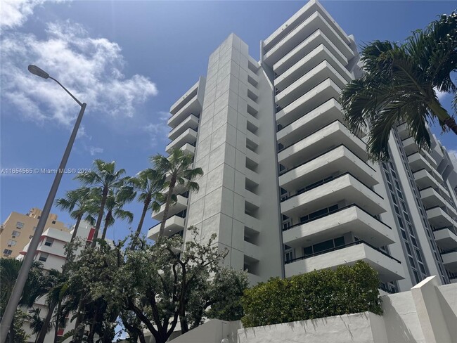 Primary Photo - 3200 Collins Ave