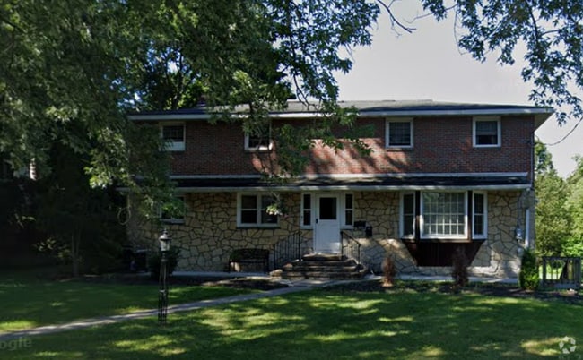 Building Photo - 223 Merrill St