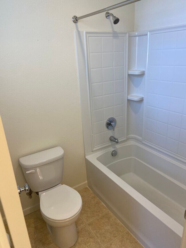 Building Photo - Close to Folsom High School! - 3 Bdrm, 2.5 bath