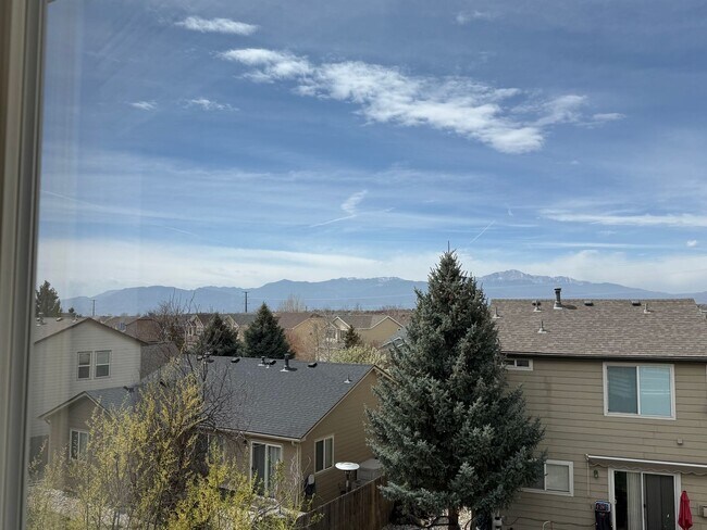 Building Photo - Beautiful 3 Bed / 3 Bath Home in Desirable D49!