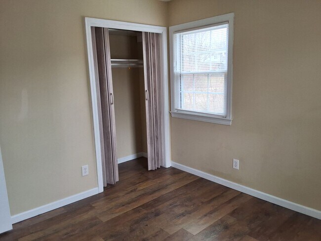 Building Photo - Beautiful Cozy 3 Bed, 2 Bath House located in the heart of Elizabethtown