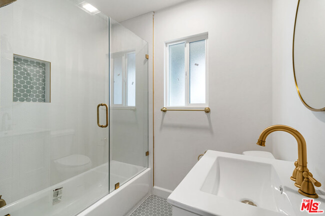 Building Photo - 15836 Chatsworth St