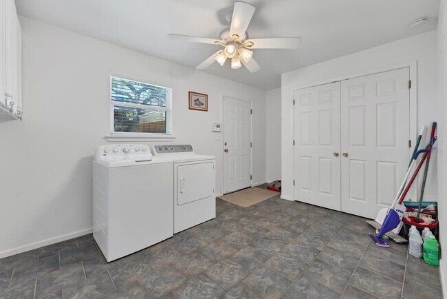 Building Photo - 2388 Lakeshore Dr