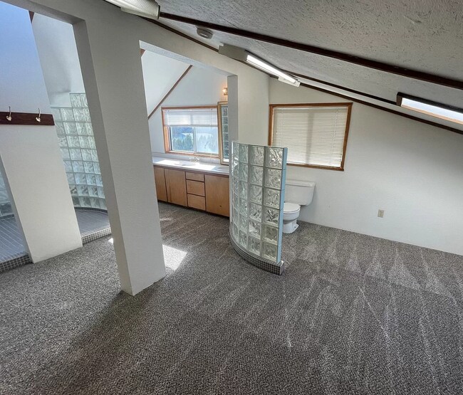 Building Photo - Custom 3 Bedroom Home for Rent