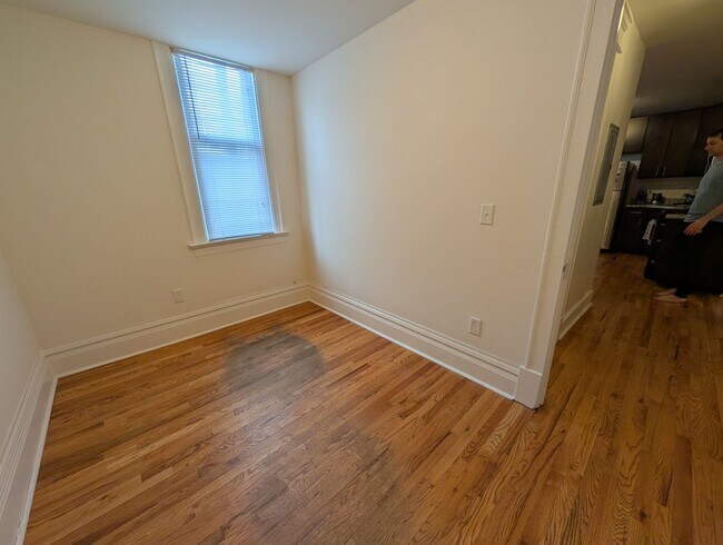 Building Photo - Wicker Park 2 BR, Prime Location, Fully Renovated