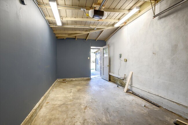 Building Photo - 9239 Bonavista Ln