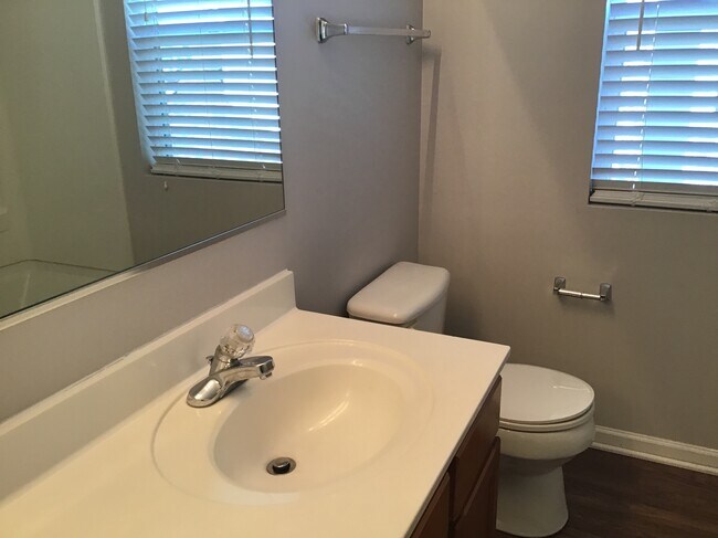 Building Photo - 1559 Parkside Dr