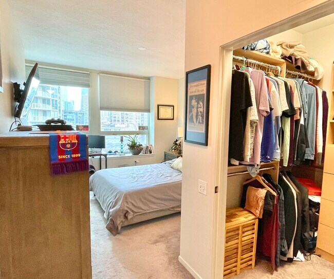 Building Photo - 600 N Kingsbury St