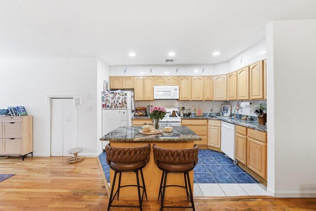 Building Photo - 62 Monroe St