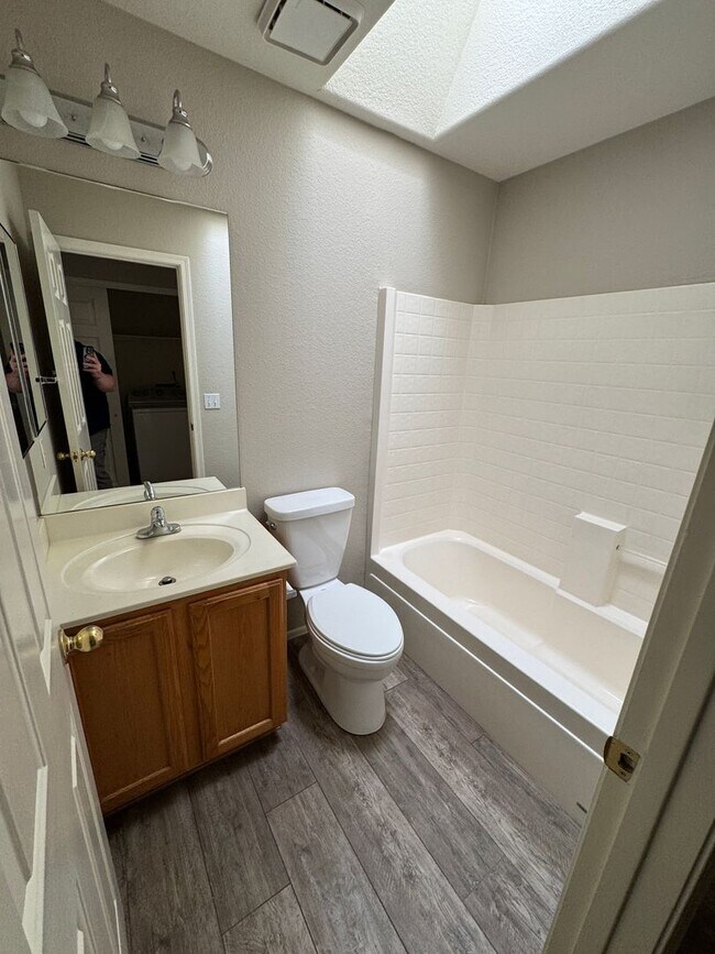 Building Photo - Beautiful 2 Bedroom 2 bath single level fo...