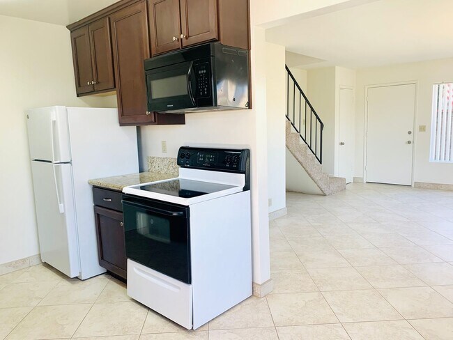 Building Photo - PERFECTLY LOCATED POINT LOMA 2BD/1.5BA TOW...