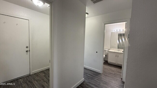 Building Photo - 679 W Jardin Dr
