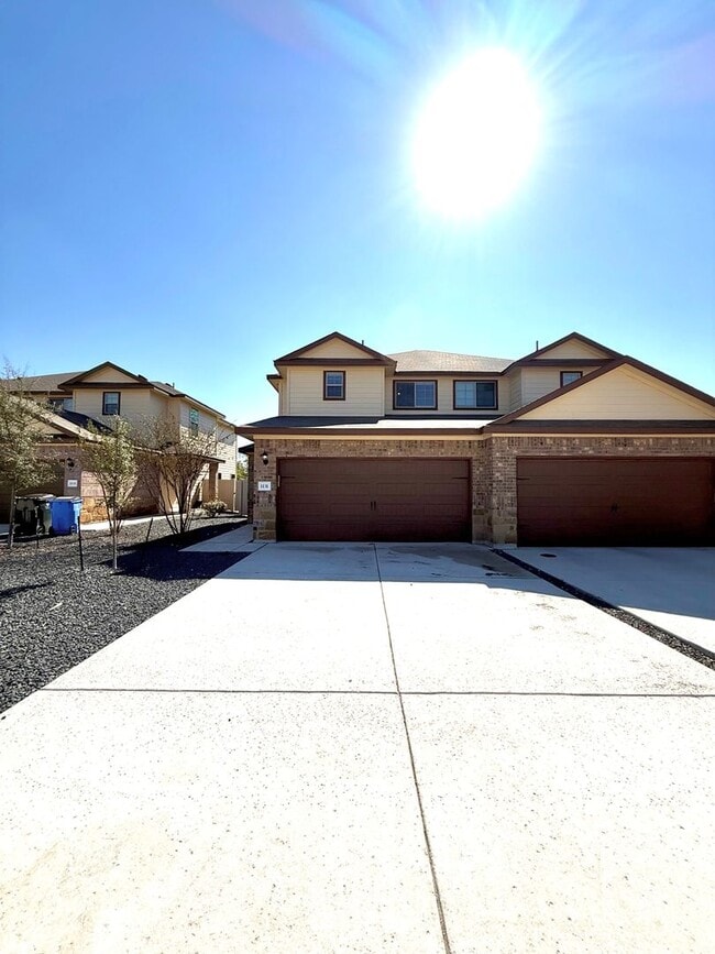 Building Photo - Beautiful Modern 3-Bed, 2-Bath Duplex with...