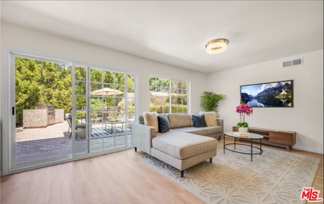 Building Photo - 26065 Redbluff Dr