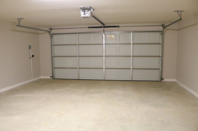 Building Photo - 5421 Meadow Ridge Dr