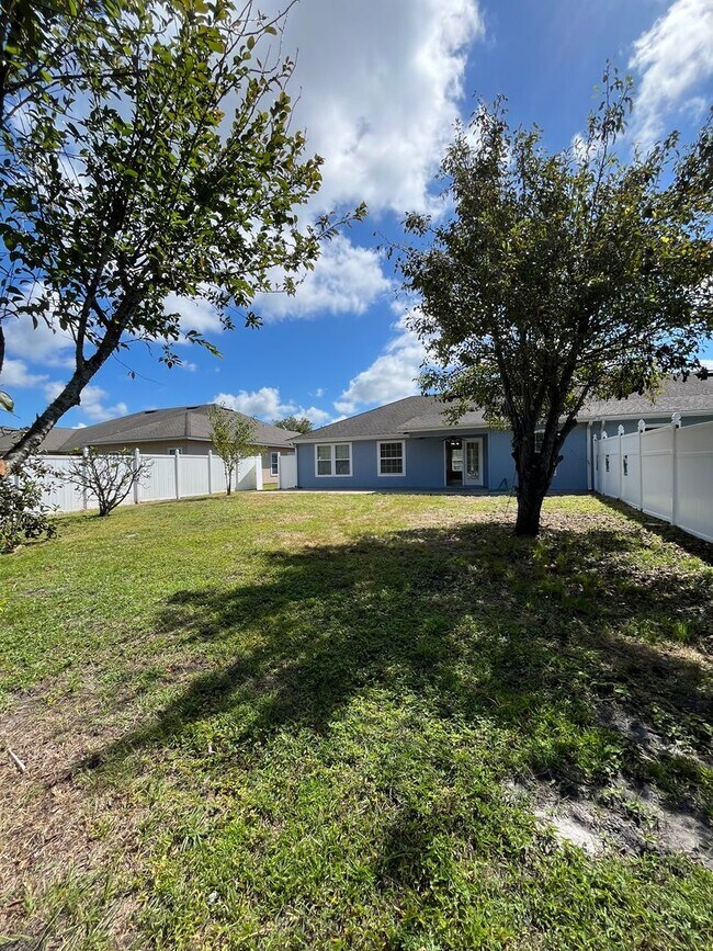 Building Photo - 209 Royal Palms Ave