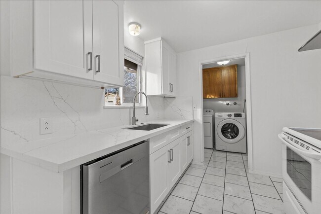 Building Photo - Bright and Updated Beacon Hill Rambler