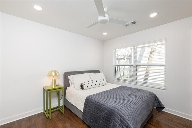 Building Photo - 568 E Rebecca St