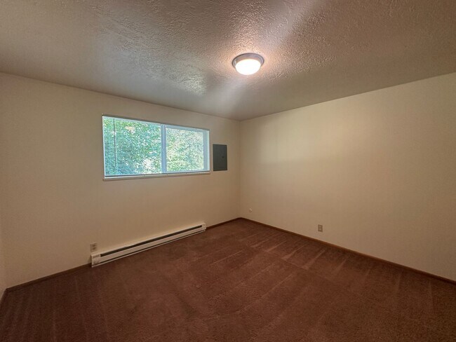 Building Photo - Two Bedroom Apartment Close to Willamette ...