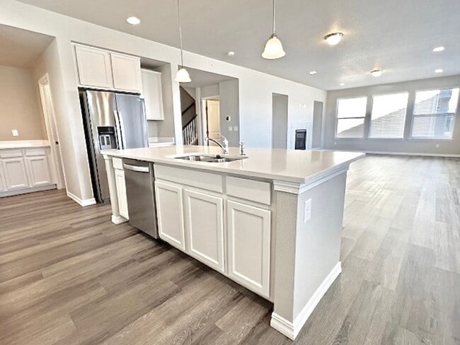 Building Photo - 5 Bedroom Home Close to Downtown Monument!!