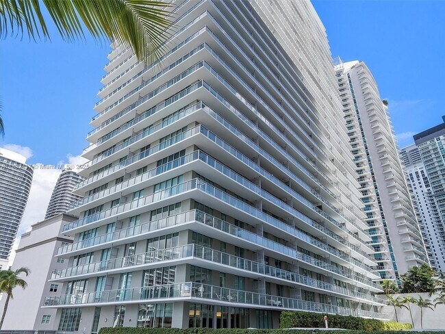Building Photo - 1111 SW 1st Ave