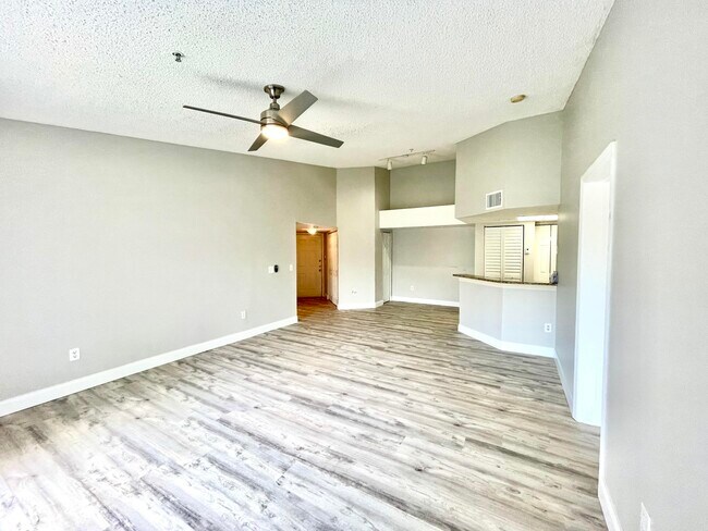 Building Photo - 1700 Crestwood Ct S