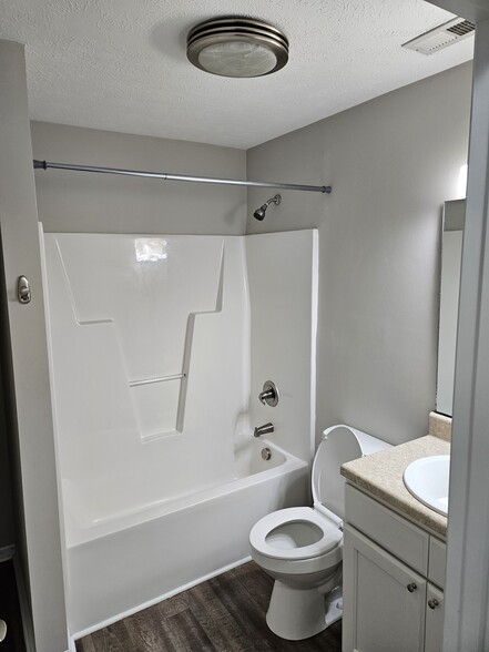 Bathroom - 601 Roxie Ave