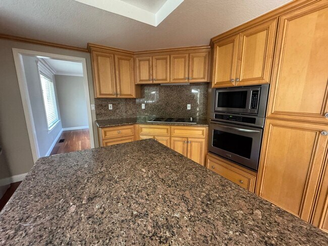 Building Photo - Fully remodeled home, Pet friendly with A/...