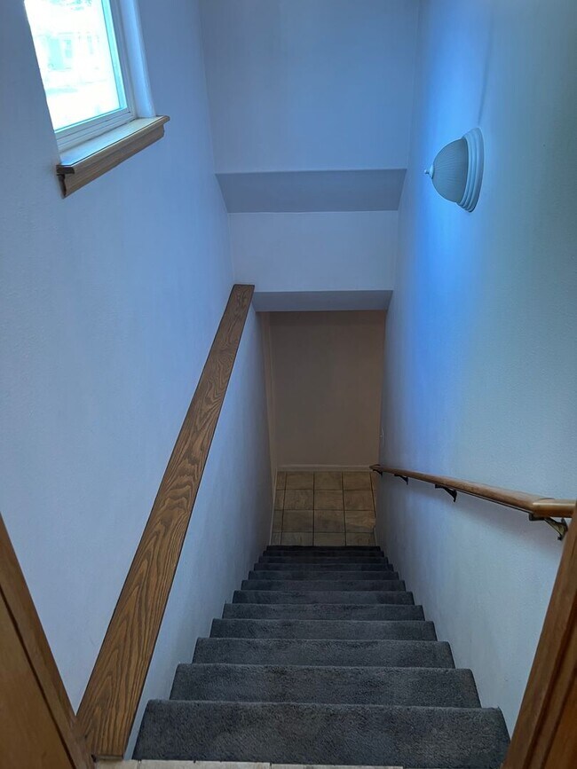 Building Photo - AVAILABLE NOW - BEAUTIFUL 6 bedroom home F...