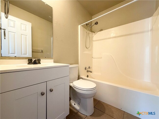 Building Photo - 898 Advance St